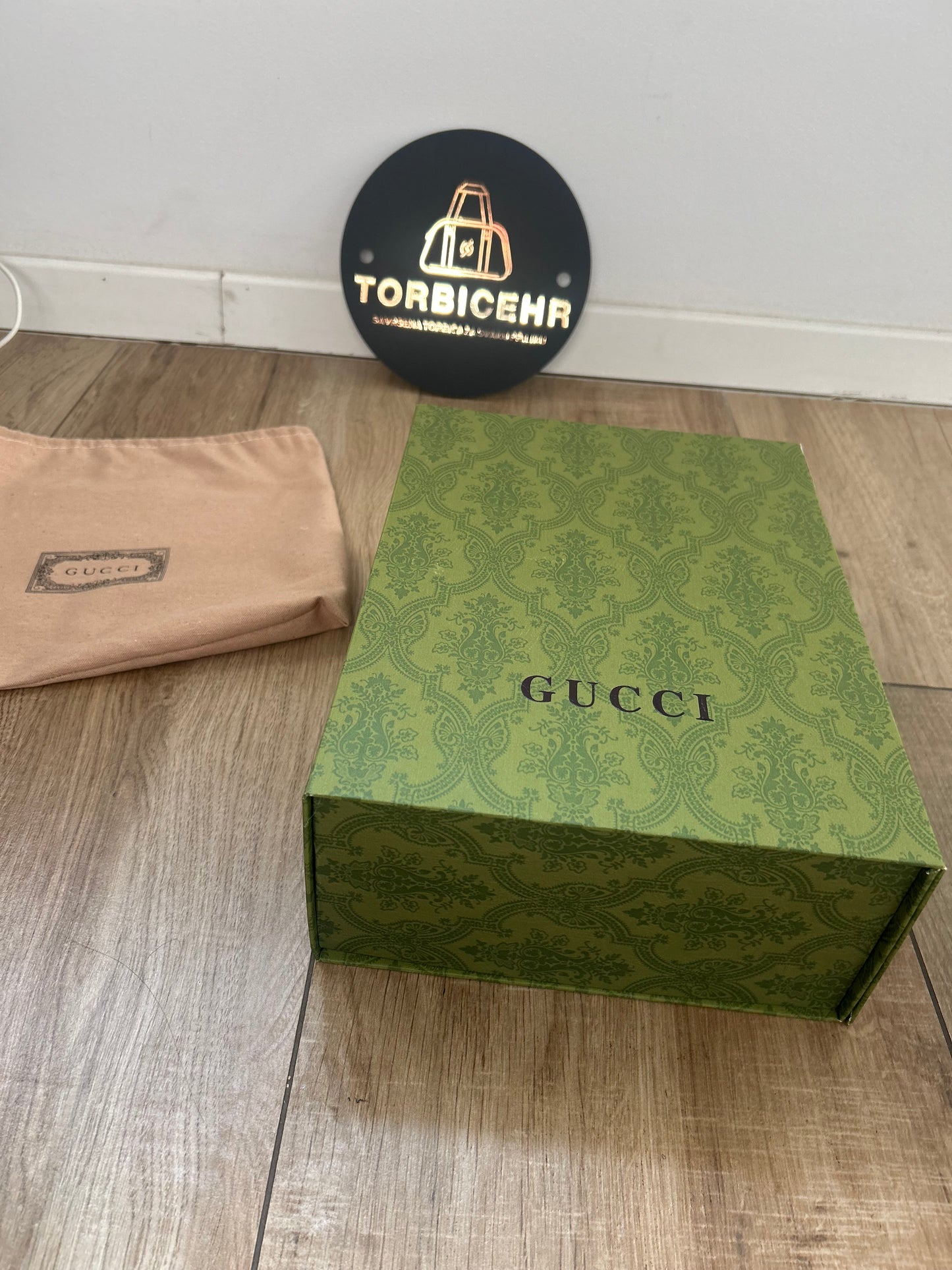 Gucci (odmah dostupno)
